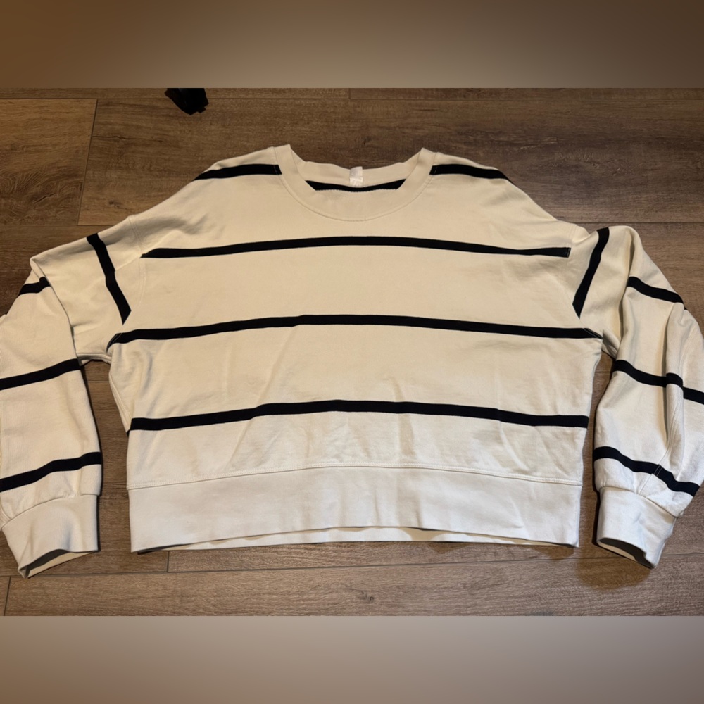 Women’s Lululemon Perfectly Oversized Cropped Crew Cream and Sweatshirt